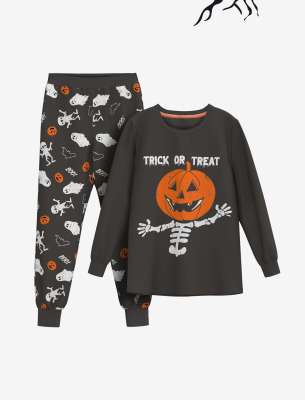 Pigiama da bambino Halloween - SKU/PLU: 610382 Perfetto per i piccoli amanti di Halloween, questo pigiama nero in 100% cotone offre comfort e stile. Composto da pantaloni lunghi e da una maglia a maniche lunghe, è ideale per le fresche notti autunnali e invernali. Il tessuto morbido e traspirante garantisce un sonno rigenerante e un comfort eccezionale.