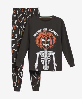 Pigiama da uomo stampa Halloween - SKU/PLU: 611018 Questo pigiama da uomo in 100% cotone con stampa di Halloween è l’ideale per gli amanti del brivido e delle notti all’insegna della comodità. Composto da pantaloni e maglia a maniche lunghe, questo capo è perfetto per le serate autunnali e invernali. Il suo tessuto morbido e traspirante, inoltre, garantisce un sonno di qualità e un comfort insuperabile.