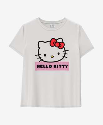 T-shirt da donna di Hello Kitty - SKU/PLU: 614710 Porta un tocco di dolcezza e stile nel tuo guardaroba con questa T-shirt da donna di Hello Kitty, disponibile nelle taglie dalla S alla XL. Realizzata in cotone morbido e traspirante, è perfetta per garantire comfort senza rinunciare allo stile. Questa maglietta bianca si abbina perfettamente a jeans classici o pantaloni della tuta, regalando così un look fresco e spensierato a tutte le fan dell’iconico personaggio.