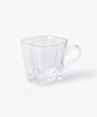 Tazza in vetro trasparente - SKU/PLU: 615628 Scopri l’eleganza di questa tazza in vetro trasparente, perfetta per gustare le tue bevande calde con stile. Il suo design raffinato e la robustezza del vetro rendono questa tazza un’aggiunta indispensabile alla tua collezione di stoviglie. Ideale per caffè, tè o infusi, questa tazza donerà un tocco di classe a ogni sorso.